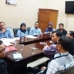 Hearing lembaga tunanetra pimpinan Tutus Setiawan dengan Agus Dono dan Agatha Retnosari dari Komisi E DPRD Jatim. foto: DIDI ROSADI/ BANGSAONLINE