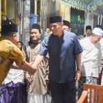 Wali Kota Kediri, Abdullah Abu Bakar, saat bersalam-salaman dengan salah satu anggota Ikbeskula. Foto: Ist