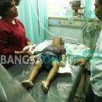 Korban saat di rumah sakit didampingi ibunya. foto: ekoyono/ BANGSAONLINE