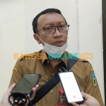 Plt Kepala DPUPR Kabupaten Kediri, Irwan Chandra, saat memberi keterangan kepada wartawan. Foto: MUJI HARJITA/BANGSAONLINE