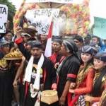 Ratusan seniman reog saat demo di depan gedung DPRD Ponorogo. foto: BANGSAONLINE