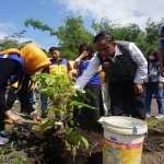 Rektor Unitomo, Siti Marwiyah, saat menanam kelengkeng di Desa Junrejo, Kota Batu.