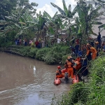 Petugas saat mengevakuasi bocah perempuan yang tewas tenggelam usai tercebur ke dalam sungai di belakang Perumahan Griya Prambon Asri, Sidoarjo.