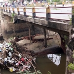 Ambruknya penyangga jembatan di Kedungasem Kecamatan Wonoasih, Kota Probolinggo sempat membuat arus lalu lintas tersendat.