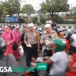 Kapolres AKBP Wahyu Sri Bintoro dan Kasat Lantas AKP Whika Ardilestanto saat mebagikan takjil kepada pengendara. foto: SYUHUD/ BANGSAONLINE