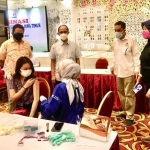 Ketua Umum Kadin Jawa timur Adik dwi Putranto (kedua dari kiri) beserta jajarannya saat menyaksikan proses vaksinasi untuk UMKM, Rabu (7/7/2021).