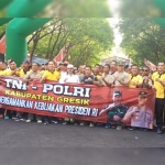 Kapolres AKPB Kusworo Wibowo dan Dandim Letkol Inf. Budi Handoko foto bersama jajaran. foto: SYUHUD/ BANGSAONLINE