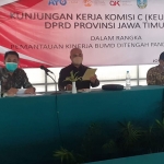 Ketua Komisi C DPRD Jatim Abdul Halim, S.H. (tengah) memimpin Anggota Komisi C saat kunjungan kerja di Jombang. foto: ist.