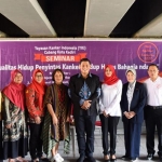 Wali Kota Kediri Abdullah Abu Bakar (berbaju batik) dan Ketua YKI Kota Kediri Ferry Silviana Abu Bakar bersama pengurus YKI Kota Kediri.