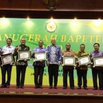 Direktur Utama RSUD dr. Soetomo Dr. Joni Wahyuhadi, dr., Sp.BS (K) menerima penghargaan Anugerah Badan Pengawas Tenaga Nuklir (BAPETEN) 2019 di Hotel Bidakara Jakarta, Rabu (24/7). Dirut RSUD dr. Soetomo itu mewakili Gubernur Jatim Khofifah Indar Parawansa. foto: ist