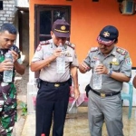 Kapolsek Semanding dan jajaran samping memeriksa miras hasil operasi.