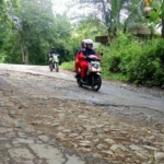 Tampak jalan berlokasi di tapal batas daerah kaya minyak peninggalkan zaman belanda di Desa Banyuurip Kecamatan Senori itu rusak dan berlobang parah. Diameternya cukup lebar hampir memakan separuh bagian jalan.