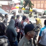 Portal besi diameter 30 cm masih berada di atas motor pikap setelah gagal dipasang. foto: Syuhud/bangsaonline.com