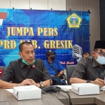 Ketua Komisi III DPRD Gresik Asroin Widiana bersama Sekretaris Abdullah Hamdi saat memberikan keterangan pers. (foto: SYUHUD/ BANGSAONLINE)