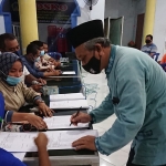 Ketua RW dan RT Desa Kembangan saat mengambil insentif (uang operasional) tahun 2019 dan 2020. (foto: SYUHUD/ BANGSAONLINE)