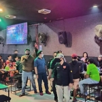 Petugas saat menggerebek klub malam 