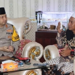 Kapolres Pasuruan, AKBP Teddy Candra, saat menemui Gus Rony Ghozali.