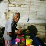 Mbah Nasri tengah menyajikan kopi untuk pelanggan warungnya.