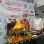 Gubernur Jawa Timur, Khofifah Indar Parawansa, saat memotong tumpeng pada HUT ke-22 HARIAN BANGSA di kantor baru HARIAN BANGSA Jalan Cipta Menanggal I/35 Surabaya. Tampak menyaksikan M Mas