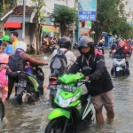 Banjir luapan Kali Lamong yang menerjang sejumlah wilayah di Gresik Selatan, tahun lalu. foto: ist