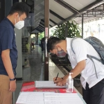 Salah satu peserta seleksi tetap mematuhi protokol kesehatan, memakai masker, sebelum masuk ruangan. foto: ist.