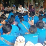 Bupati Abdul Latif (baju putih) saat memberikan penjelasan kepada para mahasiswa PMII. foto: FAUZI/ BANGSAONLINE