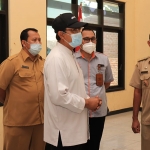 Didampingi Forkopimda Kota Pasuruan, Camat Purworejo, dan Lurah Purworejo, Wali Kota Pasuruan Saifullah Yusuf (Gus Ipul) menyaksikan langsung penyaluran BST di Kelurahan Purworejo.