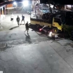 Tangkapan layar CCTV detik-detik motor yang dikendari pelajar menabrak truk pengangkut sapi kurban di ponorogo