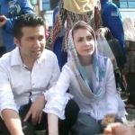 Emil Dardak bersama Istri saat berdialog dengan pedagang.
