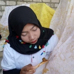 Ibu-ibu di Tasikharjo saat ini pintar membantik, sehingga dapat menambah penghasilan keluarga.