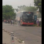 Penumpang semburat keluar saat api membakar bodi bus di bagian mesin.