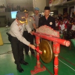Kapolres Mojokerto saat membuka turnamen dengan melakukan pemukulan gong. foto: SOFFAN SOFFA/ BANGSAONLINE