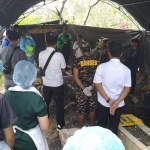 Polisi saat membongkar makam korban untuk keperluan autopsi jenazah.