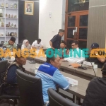 Ketua DPRD Gresik, Much. Abdul Qodir, ketika menemui pendemo. Foto: SYUHUD/BANGSAONLINE
