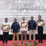 Wali Kota Surabaya, Eri Cahyadi, dan Ketua DPRD Surabaya, Adi Sutarwijono, saat menghadiri Potas Award 2022.