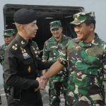 Kaskoarmada II Laksma TNI Ahmadi Heri Purwono, S.E., M.M menyalami Prajak Bunjitpimol Genderal (Army).