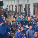 Ketua DPC Demokrat Kabupaten Mojokerto, Soleh, saat menyatakan kesiapannya untuk memenangkan Gus Barra menjadi bupati pada pesta demokrasi mendatang. Foto: ROCHMAT SAIFUL ARIS/BANGSAONLINE