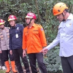 Anggota DPRD Jatim saat meninjau longsor di Jalur Cangar-Pacet.