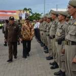 Gelar apel pasukan pengamanan pilkades massal di Alun-alun Lamongan, Sabtu (16/7).