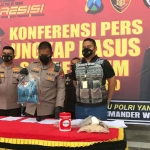 Kapolresta Sidoarjo Kombespol Kusumo Wahyu Bintoro didampingi wakapolresta dan kasatreskrim saat menunjukkan barang bukti di hadapan awak media.