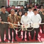 Wali Kota Suarabaya Tri Rismaharini saat memotong pita peresmian Masjid As Sakinah, bersama Ketua DPRD Kota Surabaya Armuji. foto: YUDI A/ BANGSAONLINE