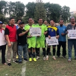 Penyerahan hadiah kepada pemenang lomba mini soccer yang digelar PCNU Kota Surabaya. Foto: M. SULTHON NEAGARA/ BANGSAONLINE