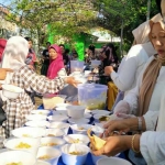 Panitia saat melayani warga yang berburu ketupat lebaran. 
