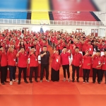 Jajaran pengurus DPC PDIP Gresik dan perwakilan DPD PDIP Jatim foto bersama usai rakercab diperluas. foto: SYUHUD/ BANGSAONLINE