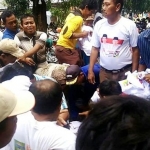Para pedagang dan pengunjung Pasar 17 Agustus Pamekasan tampak saling berebutan kaos Jokowi-Makruf Amin tanpa memperdulikan barang dagangannya yang rusak terinjak-injak.