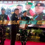 Kepala Staf Kodam V/Brawijaya, Brigjen TNI Niko Fahrizal, saat memberi penghargaan. Foto: ROCHMAT SAIFUL ARIS/BANGSAONLINE