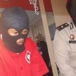 Tersangka pencuri tas didampingi Kompol Lily Kasubag Humas Polrestabes. foto: ekoyono/ BANGSAONLINE