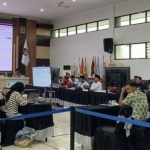 Proses rekapitulasi penghitungan suara hasil Pemilu 2024 di Kantor KPU Surabaya, Rabu (28/2/2024).  Foto: Kompas.com