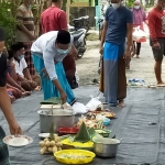 Ratusan warga Dusun Plumpang, Desa Plumpang, Kecamatan Plumpang, Kabupaten Tuban menggelar ritual bancakan bubur merah guna tolak bala Covid-19. (foto: ist)
