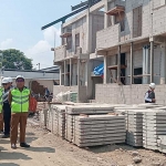 Bupati Jombang ketika meninjau proyek pembangunan sekolah rakyat.